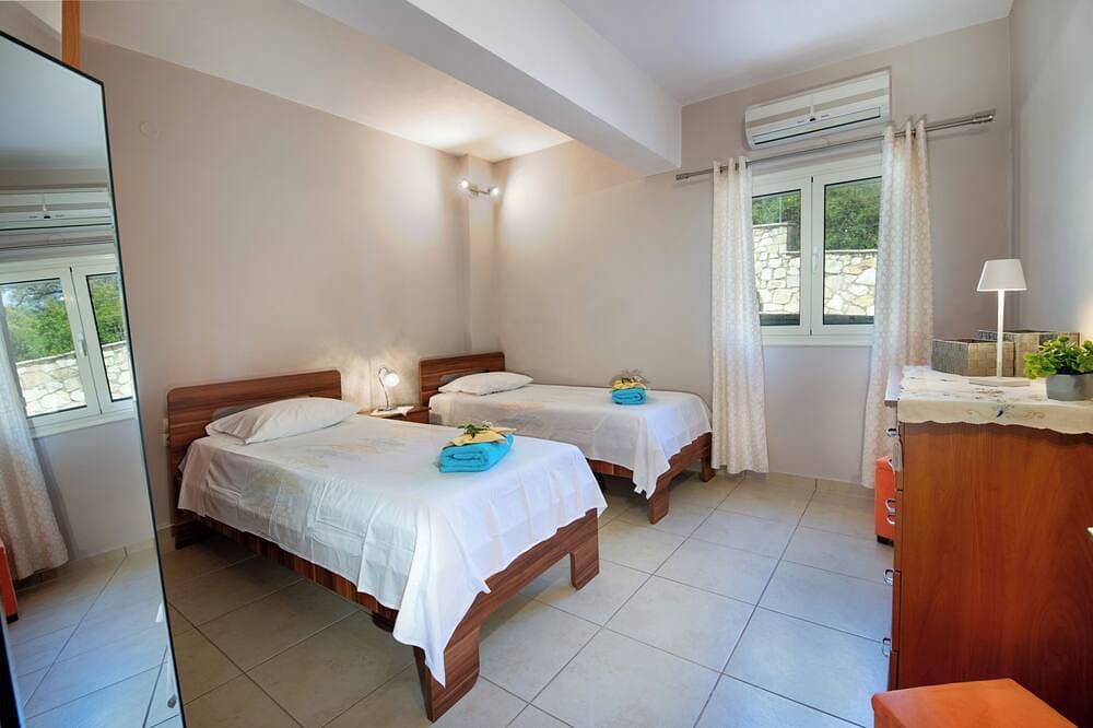Foto 4 von 30: Villa Avgerini Paxos III: Breathtaking sea views, private terrace & amazing pool