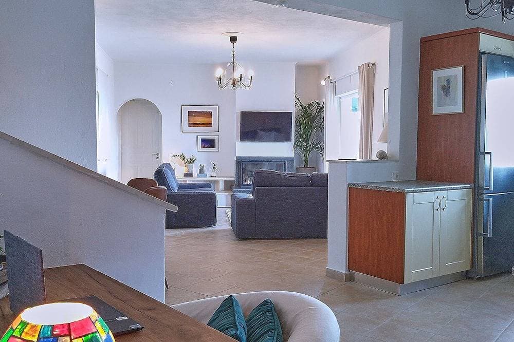 Foto 7 von 30: August-Sept. Rabatt. Zweistöckige Villa mit privatem Pool, Grill und Spielzimmer