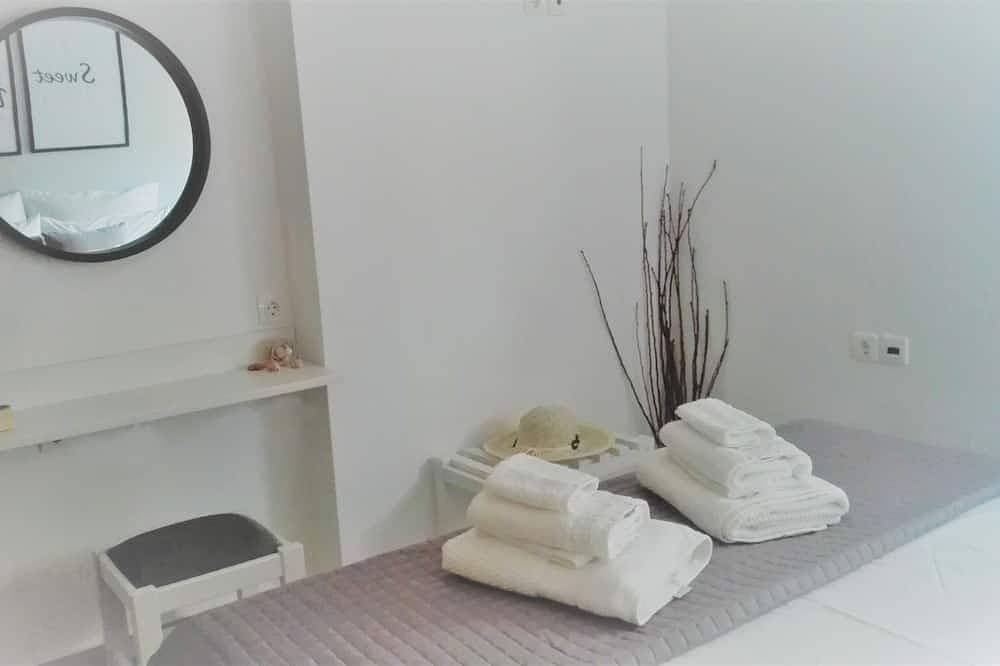 Foto 4 von 30: Sea Escape  Boutique Apt-Steps away from Agii Apostoli & Golden beach