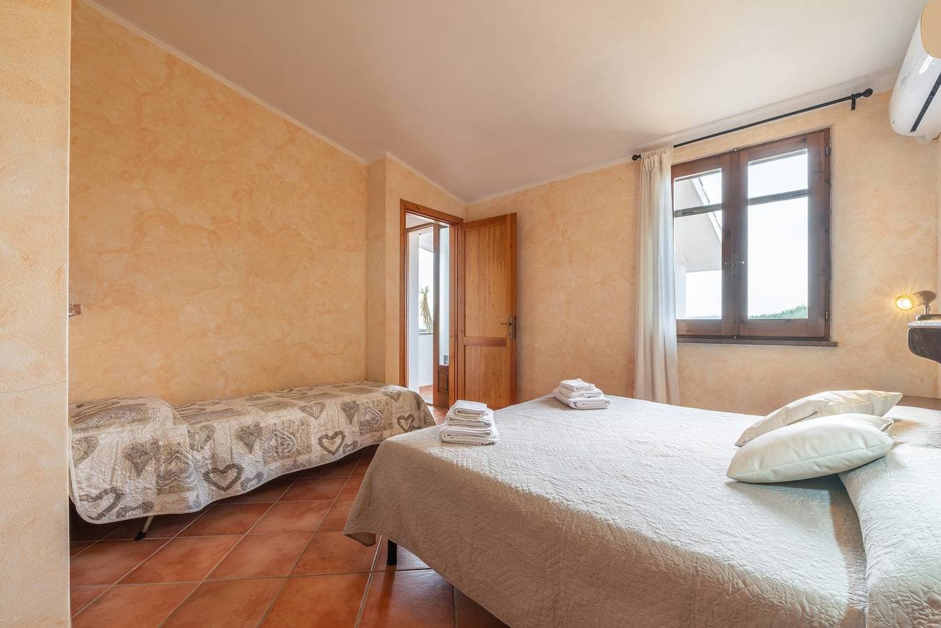 Foto 5 von 25: Ferienhaus 'Brezza Di Mare' mit Meerblick, privater Terrasse und Klimaanlage