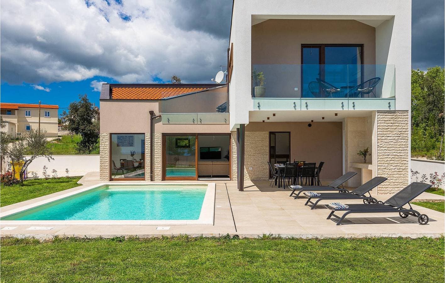 Foto 11 von 53: Modernes Apartment mit 2 Schlafzimmern und Pool in der Nähe des Strandes Duga Uvala
