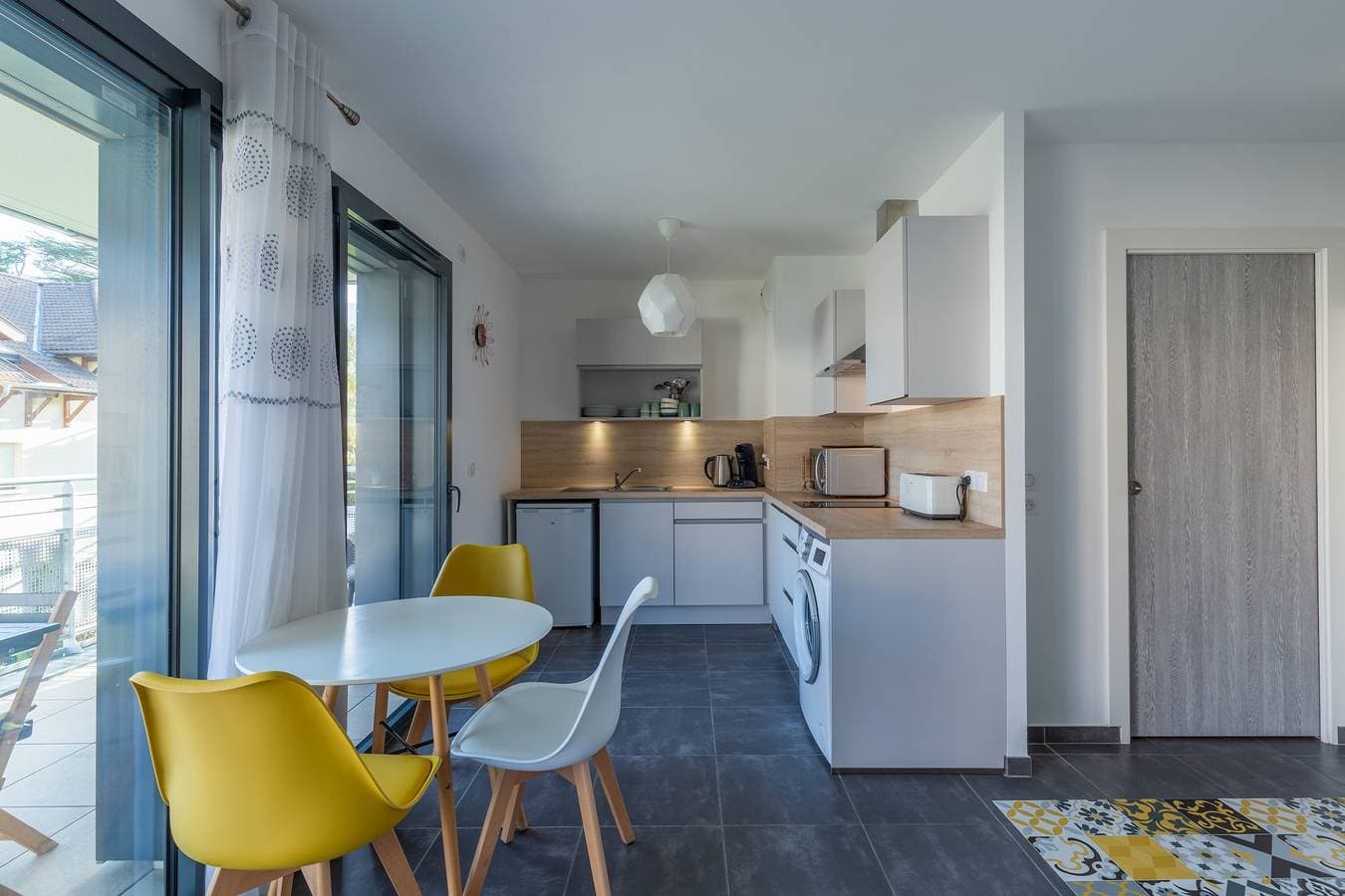 Foto 4 von 21: Großes Studio am Seeufer mit Bergblick, Terrasse und WLAN