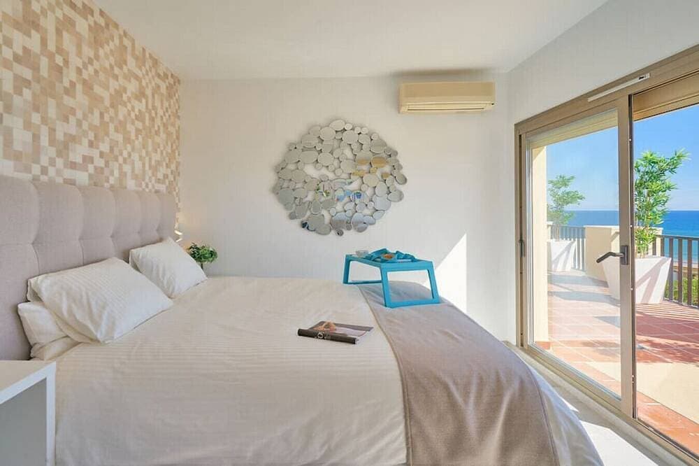 Foto 2 von 30: Paradies für Sonnenanbeter: Privater Panoramameerblick auf Marbellas besten Strand