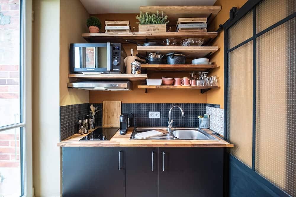La cour de Philomène-Studio-Apartment-Eigenes Badezimmer-Blick auf den Hof 1