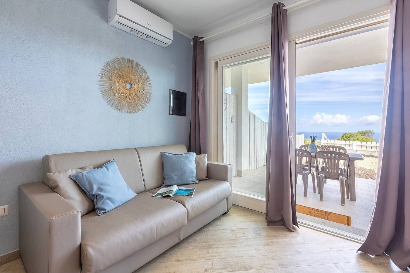 Foto 10 von 28: Ferienwohnung 'Sea View Isola Rossa Apartment' mit Meerblick, WLAN und Klimaanlage