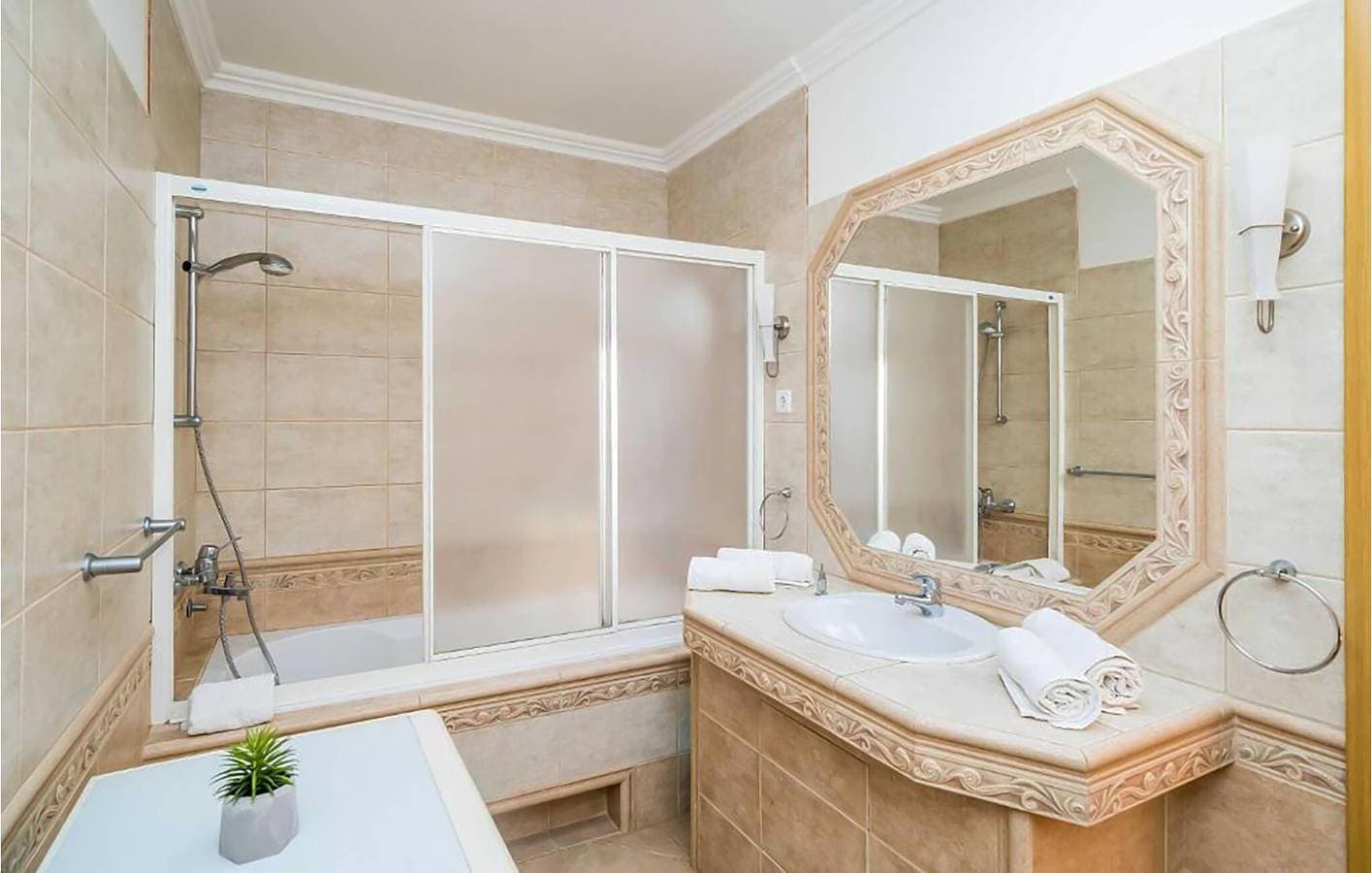 Foto 12 von 20: Ferienwohnung mit Meerblick, Pool und WLAN, 800 m vom Strand entfernt