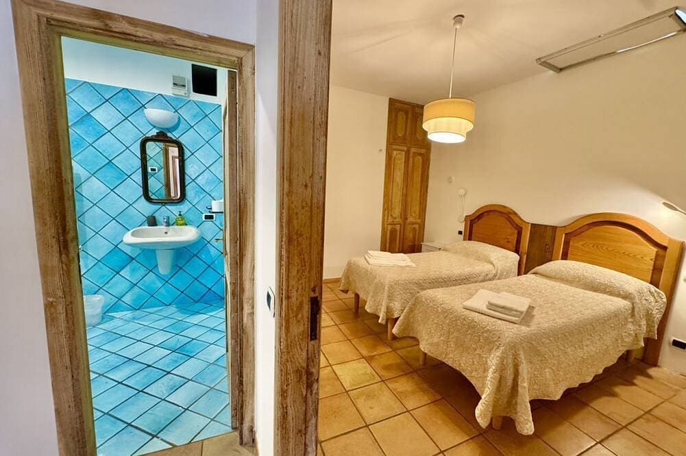 Foto 11 von 30: Casa Ella is a beautifully very spacious family home with a private parking for a medium car situated in the heart of the town of Praiano, Vettica side, close to most restaurants, bars and food stores of Praiano. Containing three comfortable and spacious