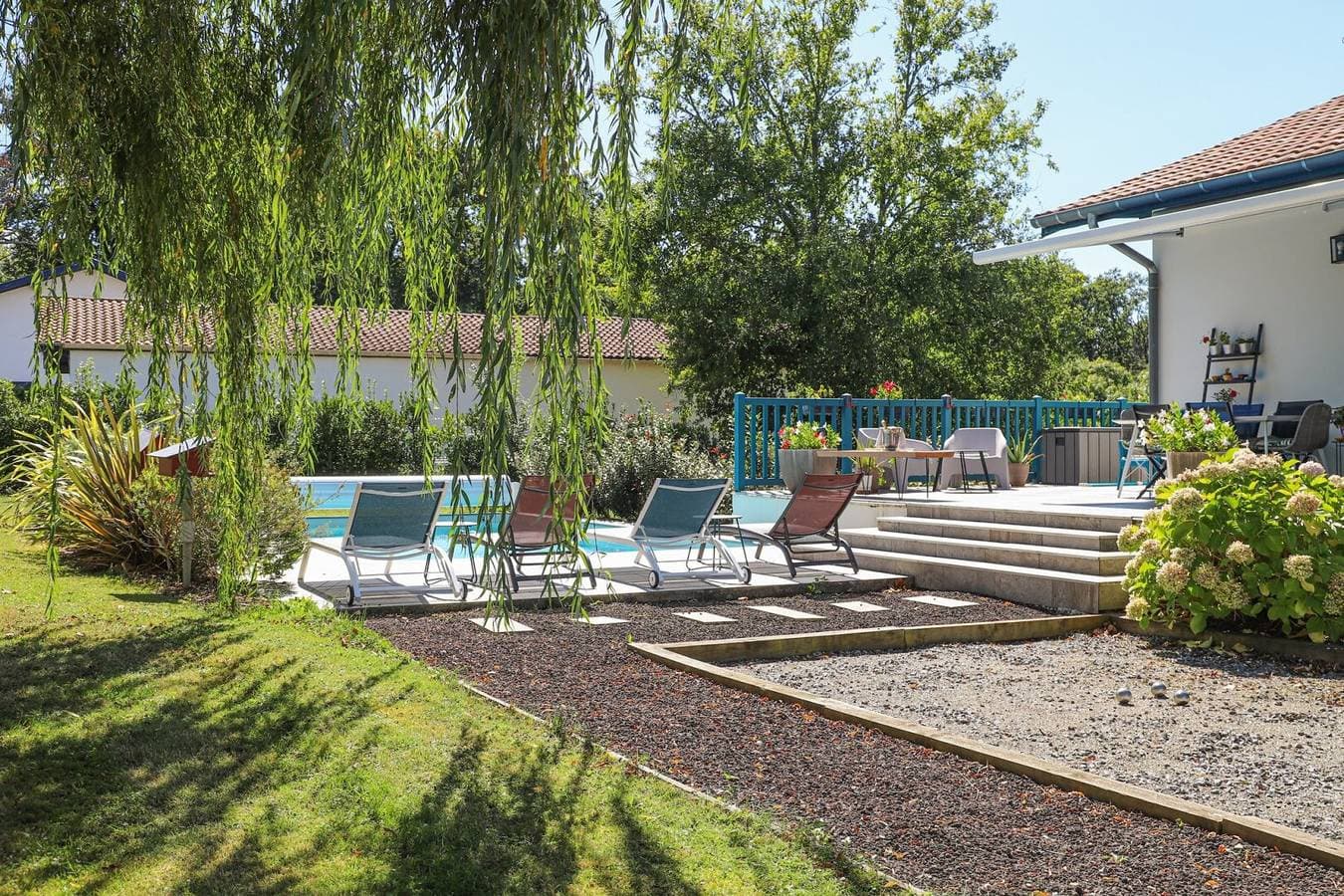 Foto 12 von 13: Gästezimmer 'Txori Etxea – Gelbes Zimmer' mit Pool und Frühstück
