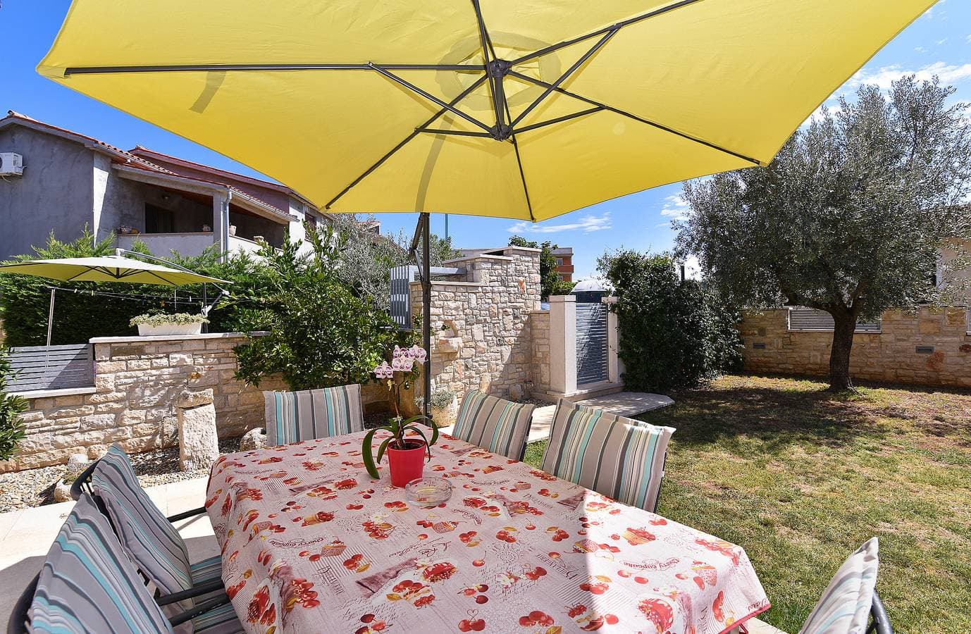 Foto 10 von 52: Ferienwohnung für 6 Personen mit Terrasse