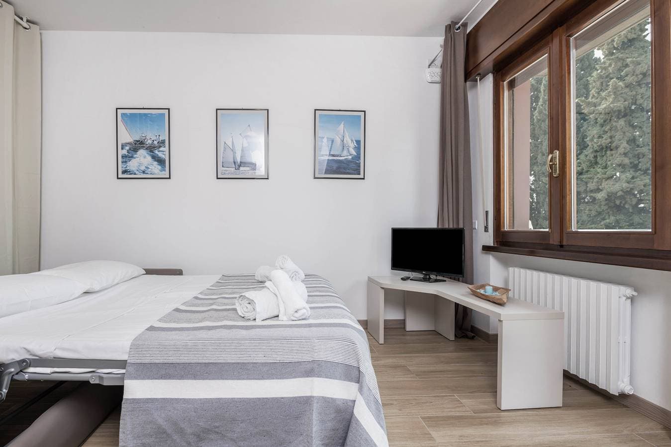 Foto 13 von 26: Moderne Ferienwohnung "Fiocco" mit Seeblick, WLAN, Klimaanlage und Terrasse