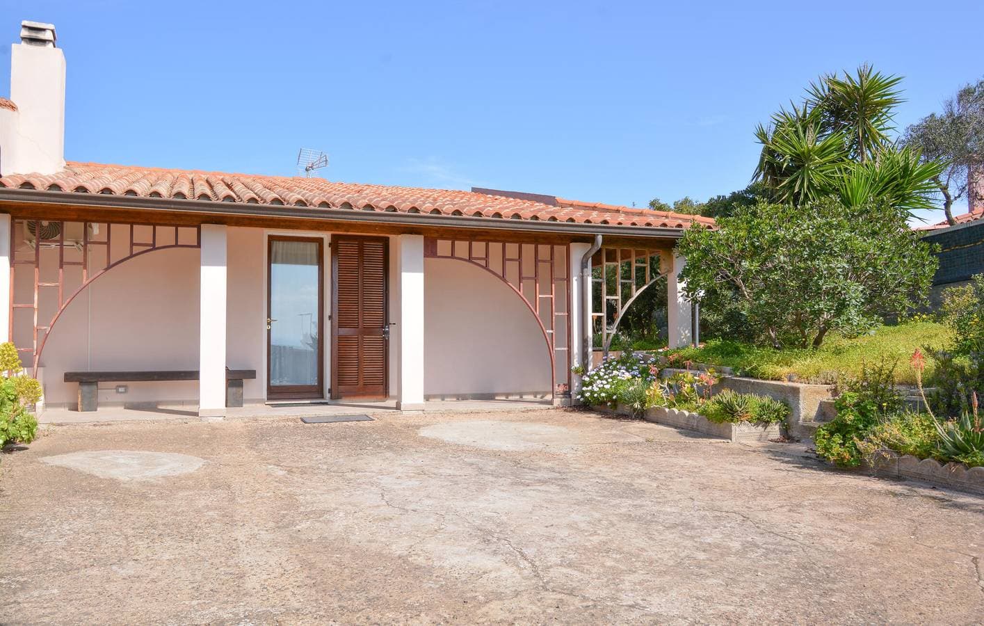 Gemütliche Strandwohnung mit AC, Parkplatz, Terrasse & WiFi 1