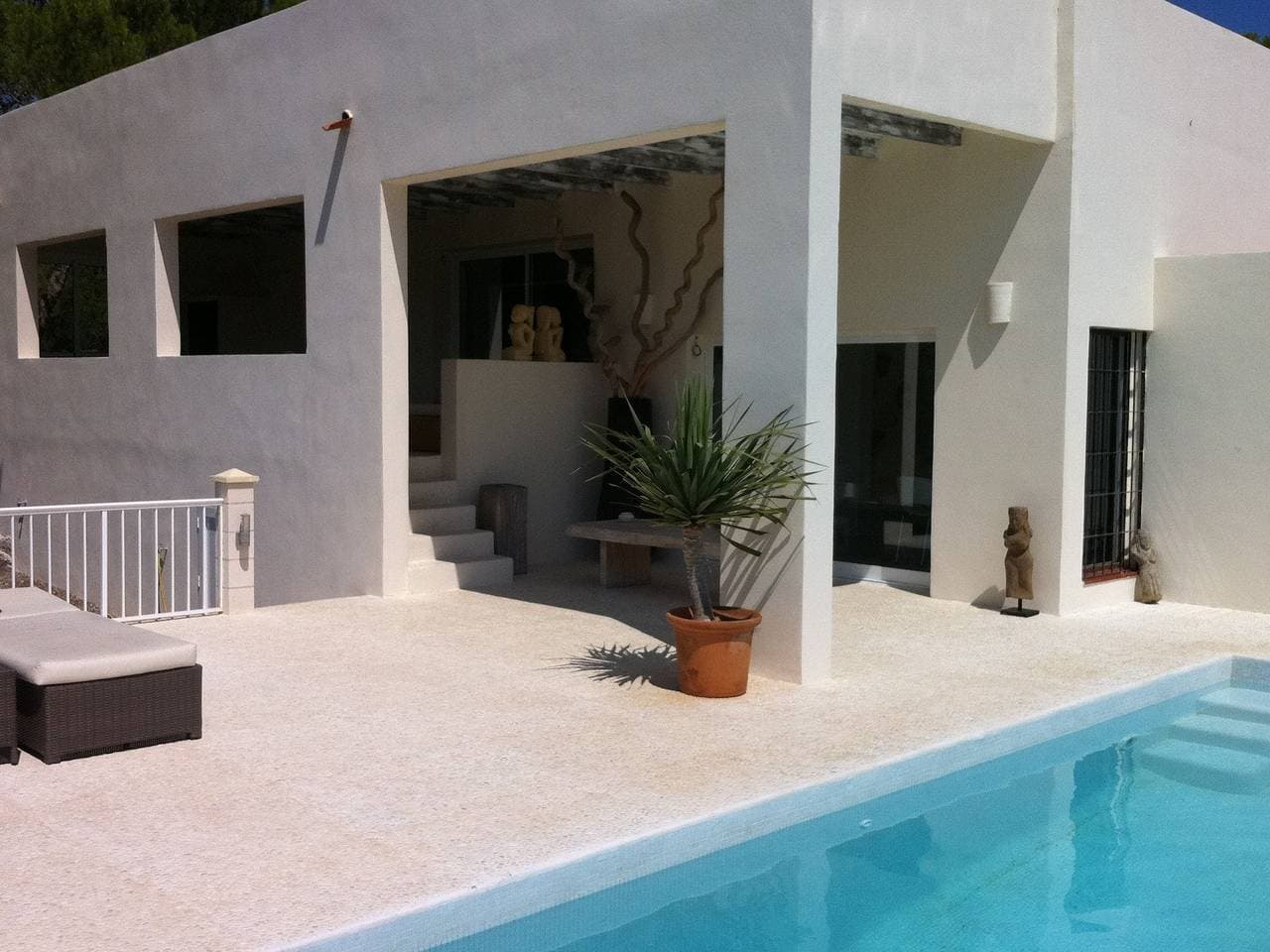 Foto 7 von 36: Villa in Cala Tarida mit Pool und Meerblick