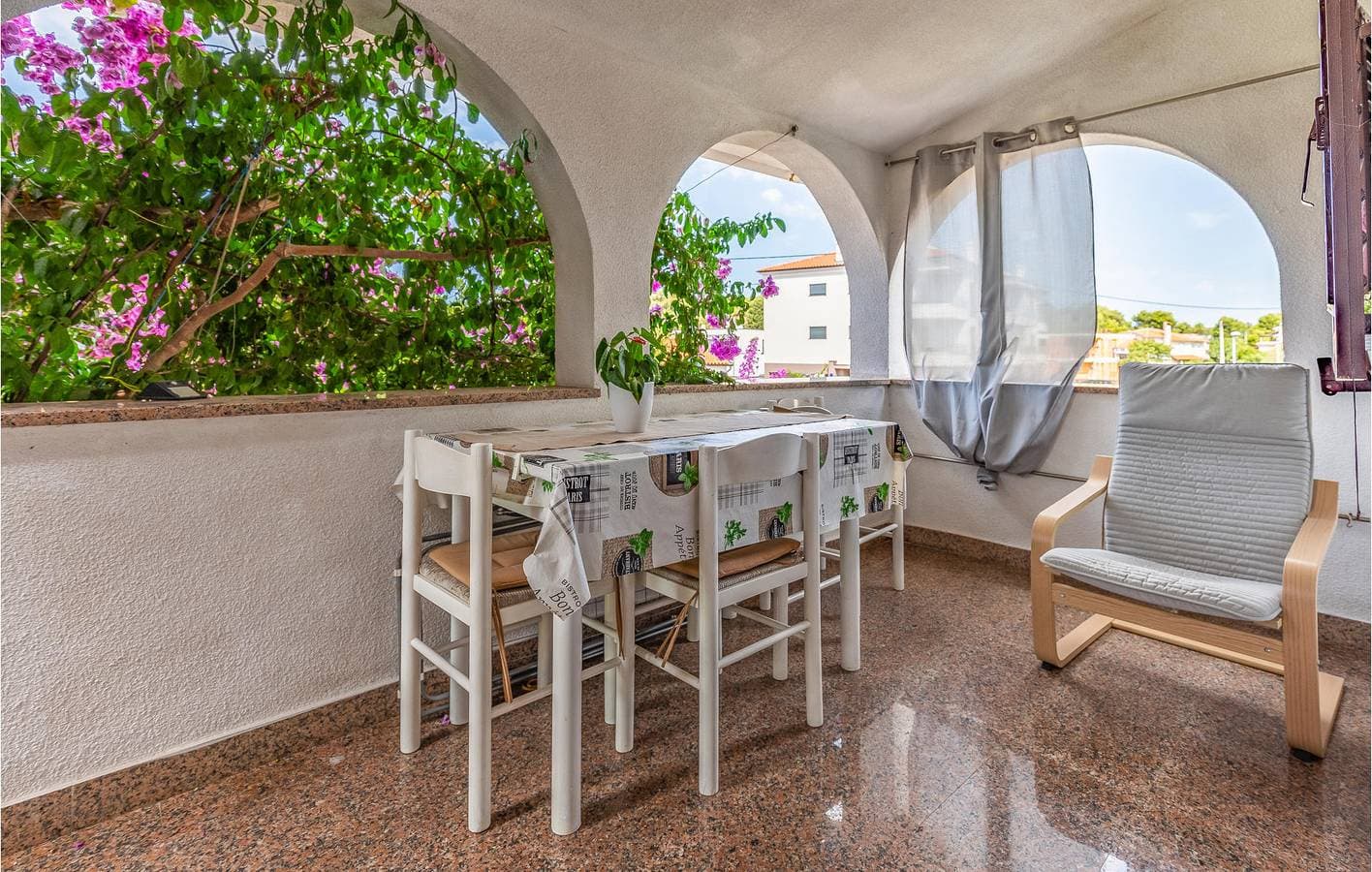 Foto 8 von 28: Gemütliche Ferienwohnung mit Terrasse, Parkplatz und WLAN in der Nähe des Strandes Bijela