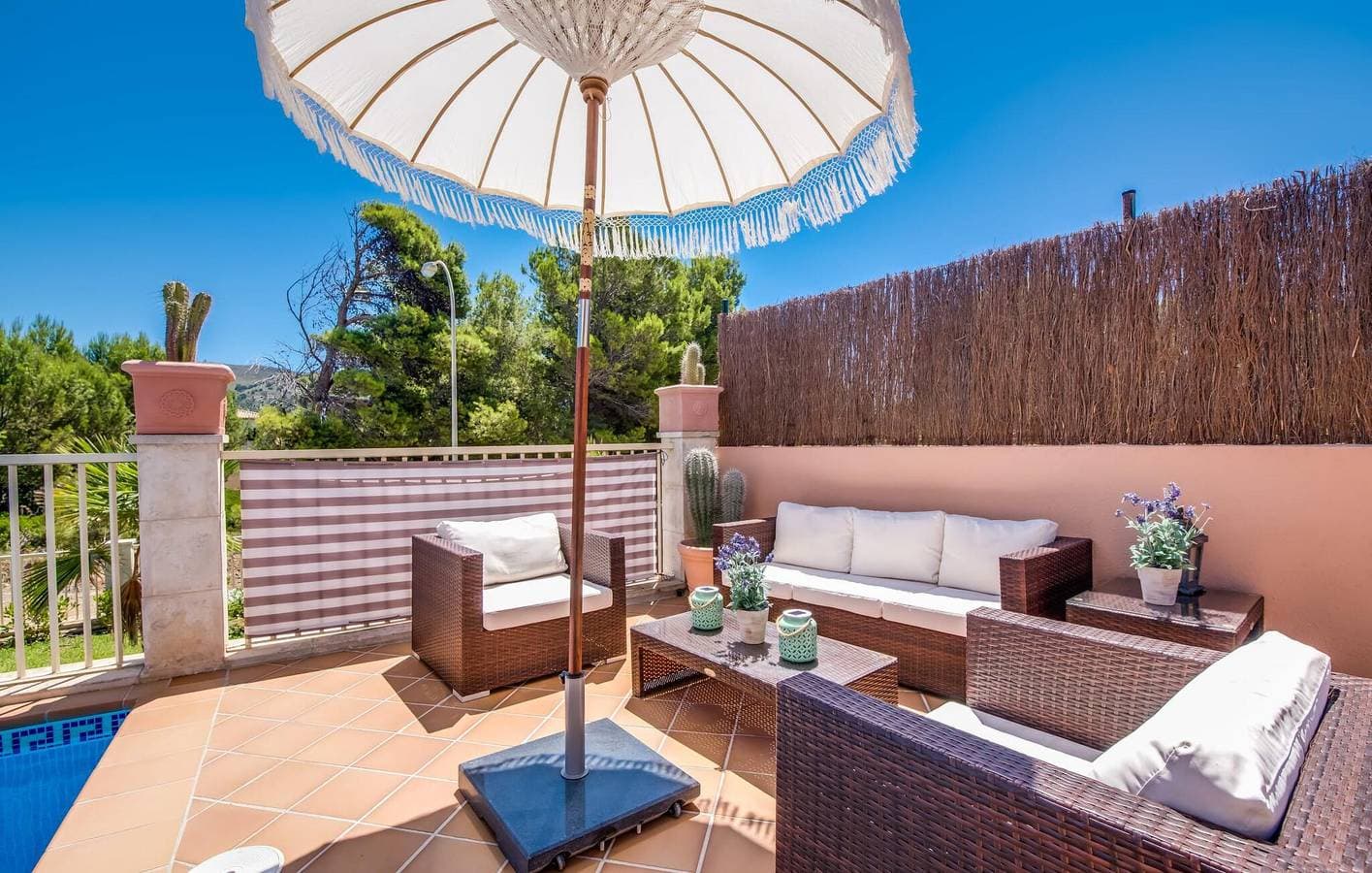 Foto 9 von 41: Apartment mit Meerblick, Pool, Küche und AC, 1,5 km von Cala Mitjana entfernt