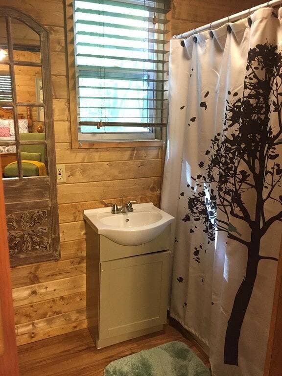 Foto 8 von 16: Charming Waterfront Cabin Auf dem Oconaluftee River nennen wir \"The Love Nest\".