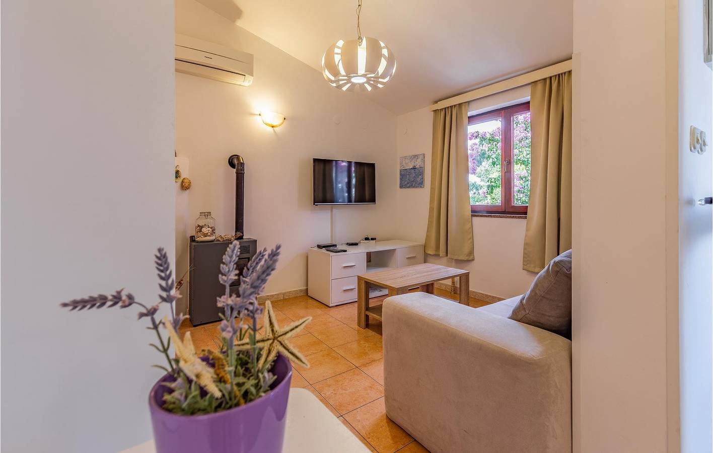 Foto 13 von 28: Gemütliche Ferienwohnung mit Terrasse, Parkplatz und WLAN in der Nähe des Strandes Bijela