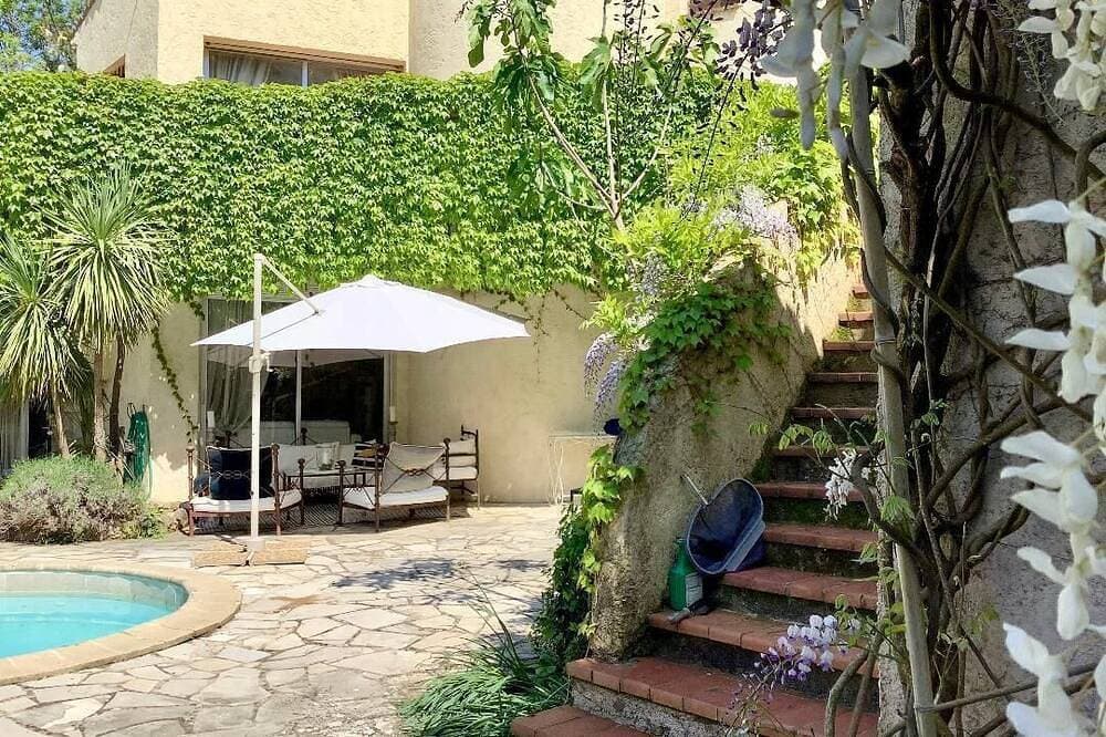 Sunny studio Cottage in private mature garden with pool, secure parking, 1