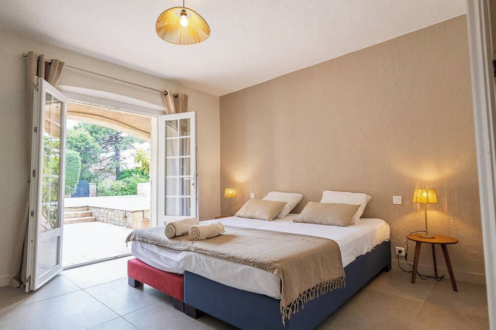 Foto 5 von 30: 5- or 6-bedroom villa, quiet location, 5-minute walk from Canadel Beach, heated pool