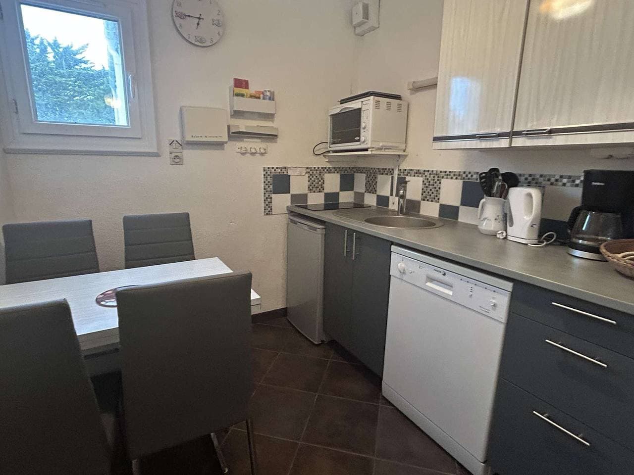 Foto 4 von 21: 300m zum Strand, Balkon, Küche, TV, 2 Schlafzimmer - Perfekt für Familien!