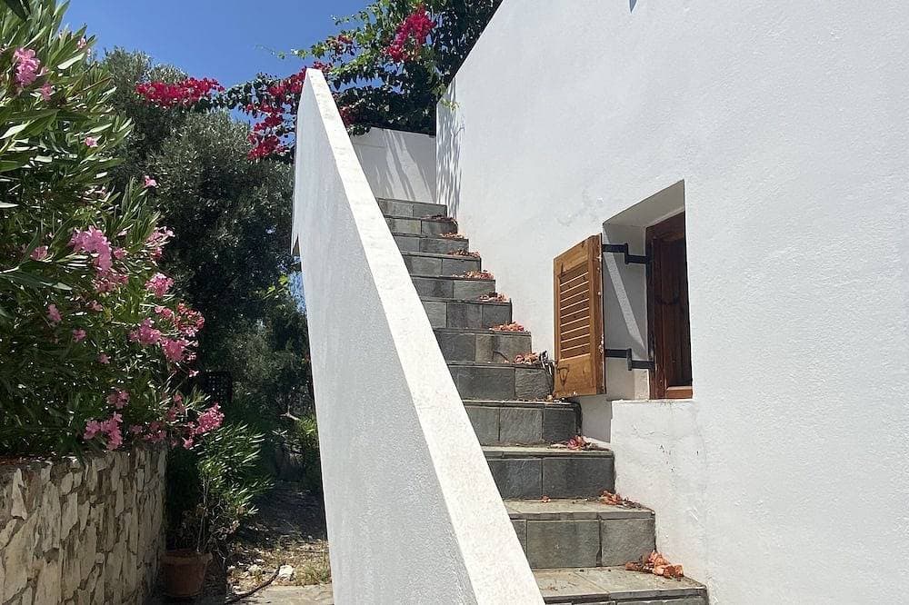 Foto 9 von 30: Quiet 2 bedroom air-conditioned villa with private pool, patio and roof terrace