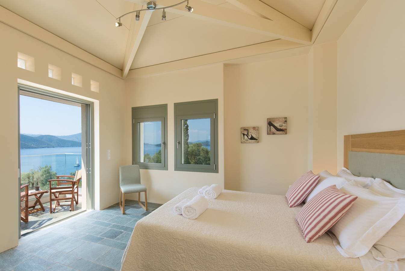 Foto 10 von 29: Stylish Contemporary Villa with Sea Views and Steps to the Water