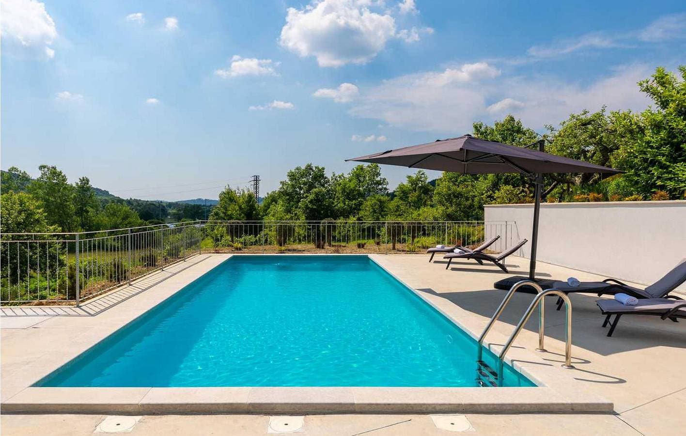 Foto 10 von 36: Gemütliche 2-Zimmer-Wohnung mit Pool in der Nähe des Flusses Pazinčica