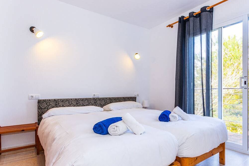 Foto 4 von 27: Cala Mendia Beach House 2 es with direct access to the beach and sea views
