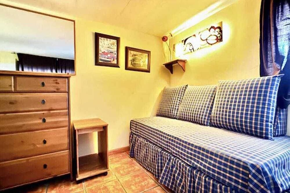 Foto 9 von 27: Abantos-the house in Galapagar. Apartment with direct access to the pool and lawn