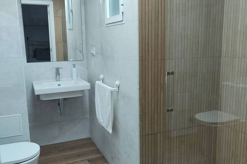 Foto 10 von 19: New apartment in the heart of Valencia, next to the vibrant Plaza del Cedro....