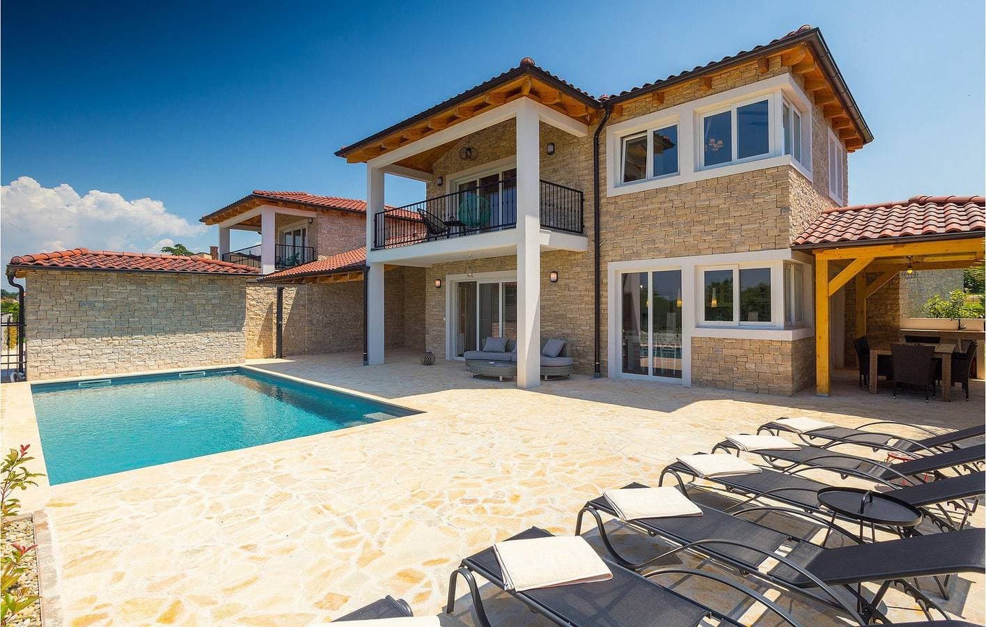 Foto 7 von 57: Geräumige 2-Zimmer-Wohnung mit Pool, WLAN und Parkplatz in der Nähe von Kukci