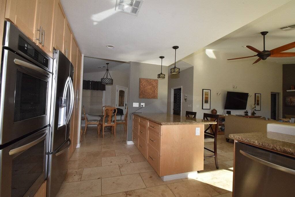 Foto 3 von 27: Indian Wells Pool Home - Toller Ort für Familie und Freunde zum Schwimmen, Essen und Entspannen.