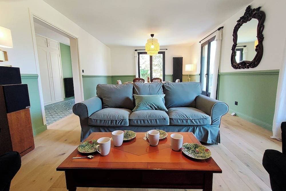 Foto 8 von 30: The \"Accotinaée\" Villa - Landing Beach - Enclosed and Secure Garden - Sleeps 8