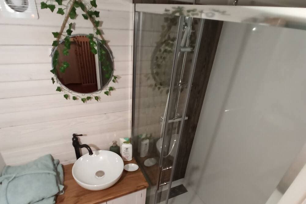 Foto 9 von 30: Tiny house-Traditionell-Ensuite mit Dusche-Terrasse