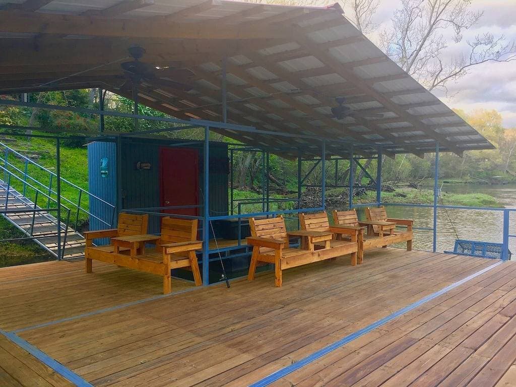 Foto 11 von 25: Kleines rotes Baumhaus auf dem kleinen roten Fluss auf 8 privaten Morgen mit großem Dock
