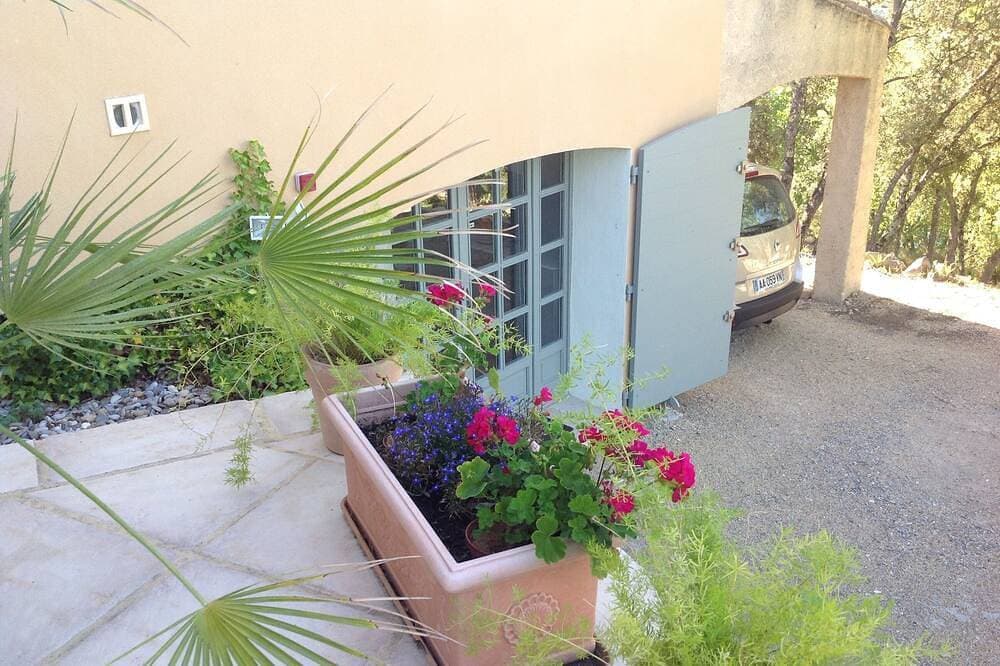 Foto 10 von 28: T1 charmantes klassifiziertes *** im Erdgeschoss der Villa mit Garten und Pool, eigenem Seezugang