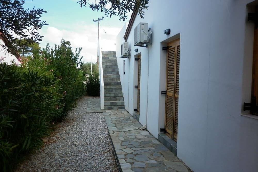 Foto 13 von 30: Spacious 3 becroom Villa with private pool, patio and roof terrace.