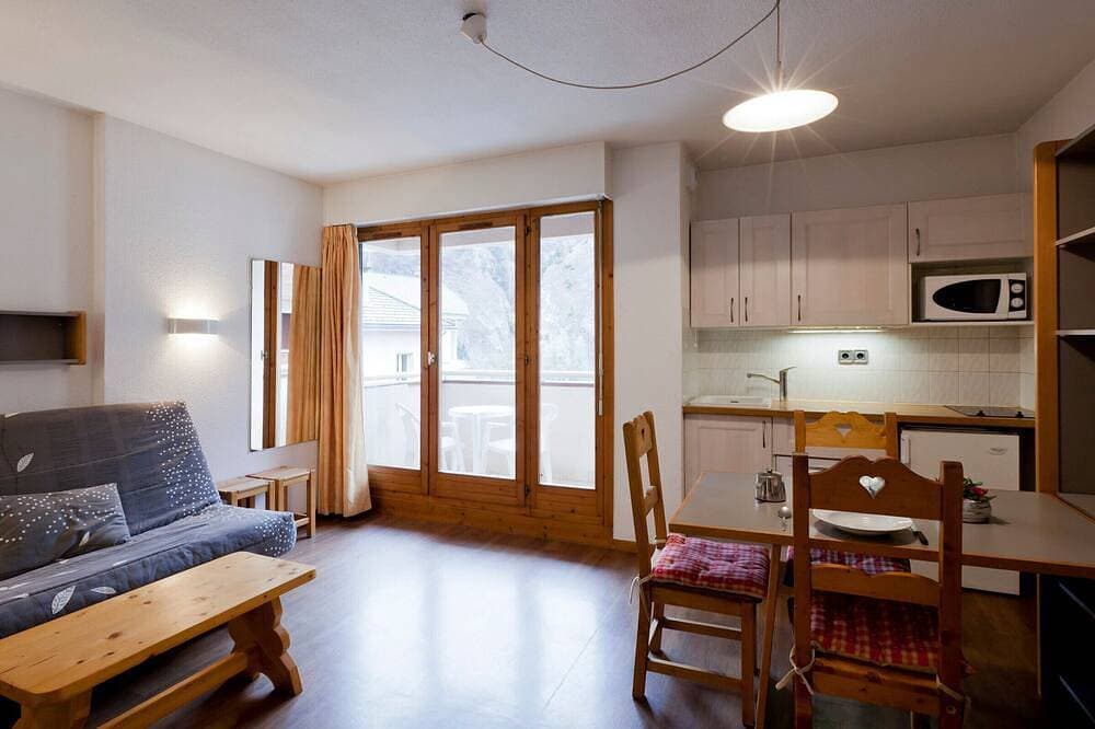 Gemütliches Studio mit Balkon und WiFi in Brides 1