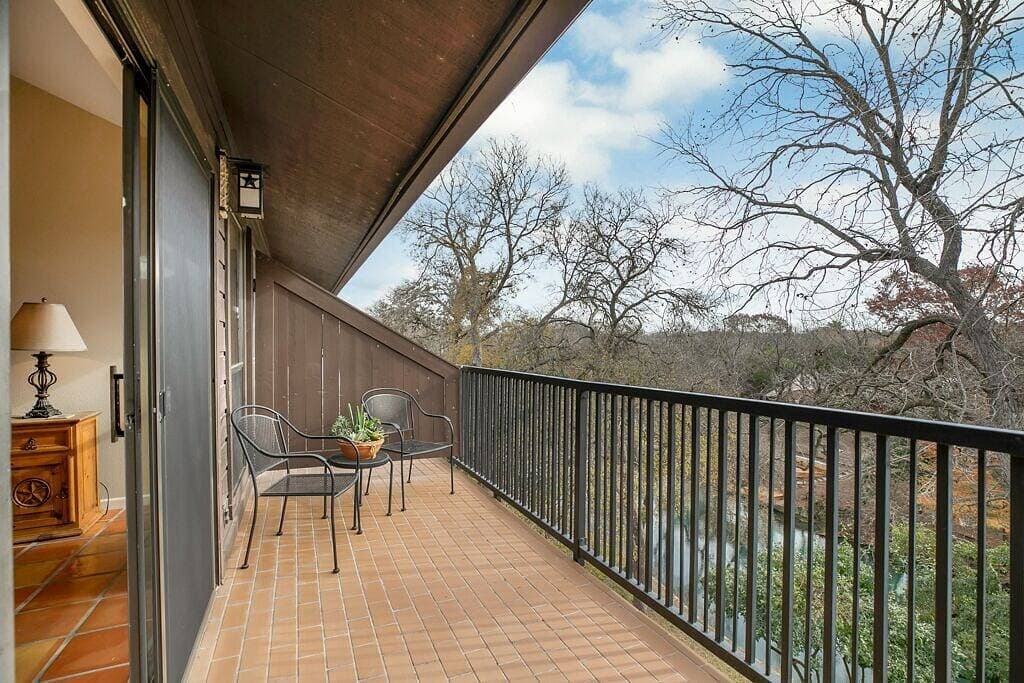 Foto 13 von 38: Das Float Inn. Schöne Wohnung mit Blick auf den Comal, gegenüber der Schlitterbahn