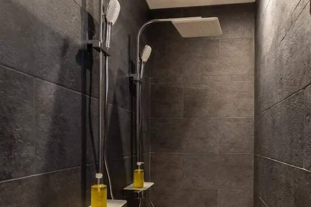 Foto 12 von 24: Die Suite. Doppel-Dusche + Badewanne | Netflix | Stadtzentrum