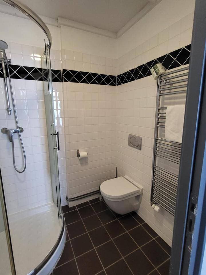 Foto 9 von 10: Double Room with Shower