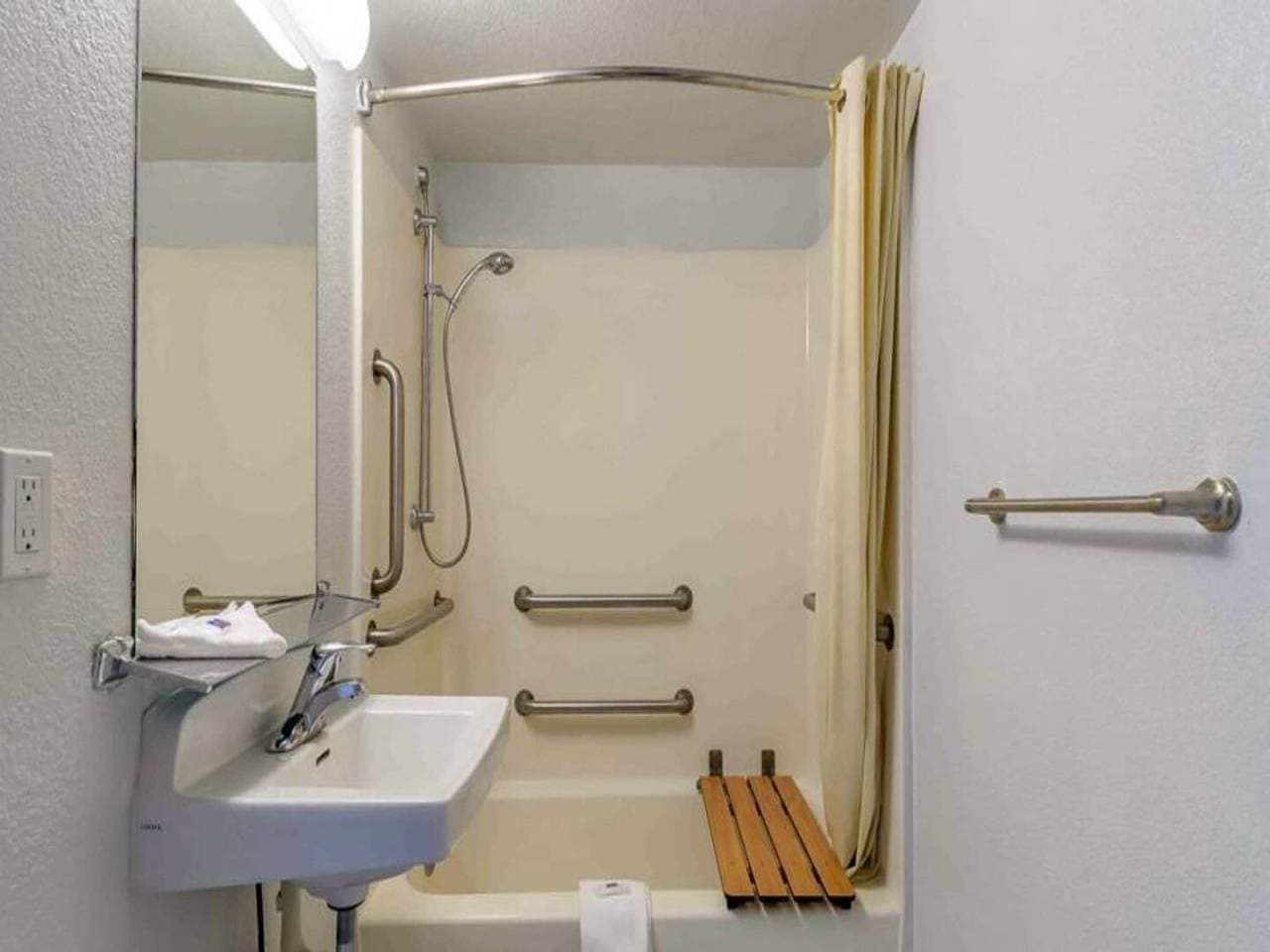 Foto 9 von 20: 1 Doppelbett | Barrierefrei/Badewanne