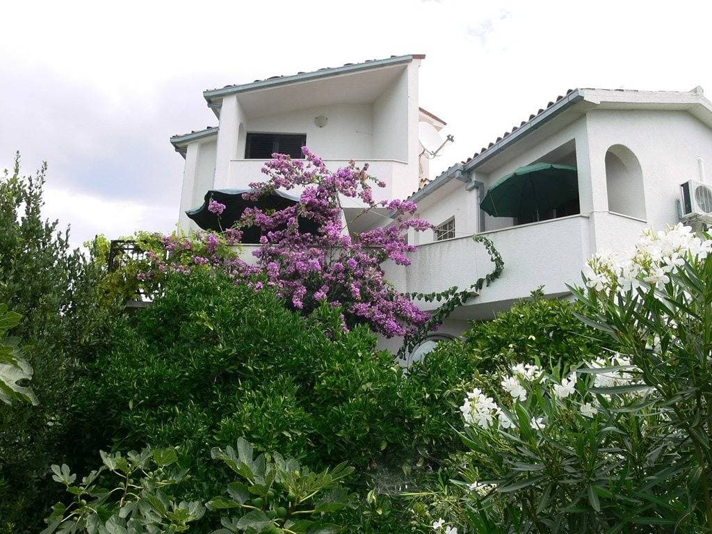 Foto 3 von 16: 1-Zimmer-Ferienwohnung mit Terrasse und Meerblick Okrug Donji, Ciovo A-13732-a