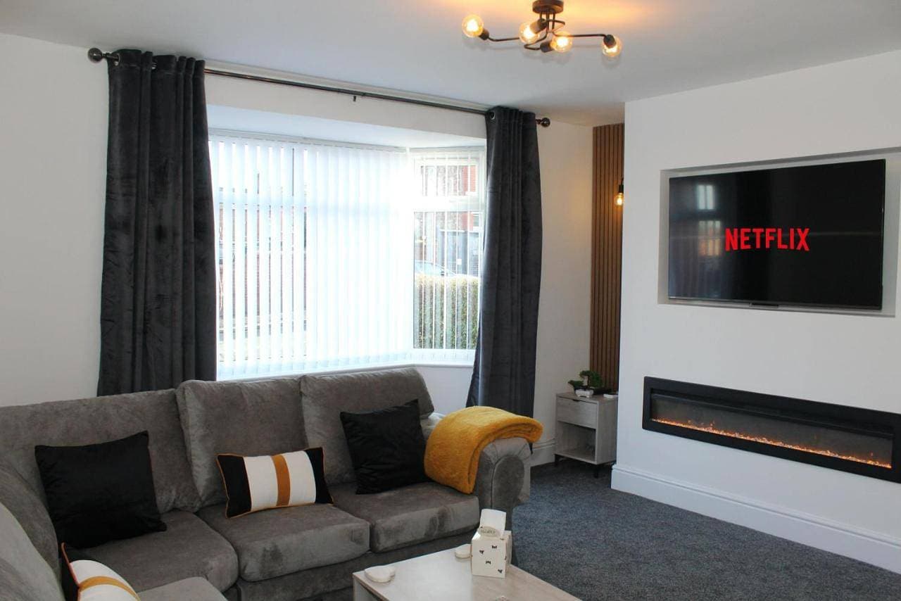 2 Bed Contractor House in St Helens - Free Parking - Wifi 1