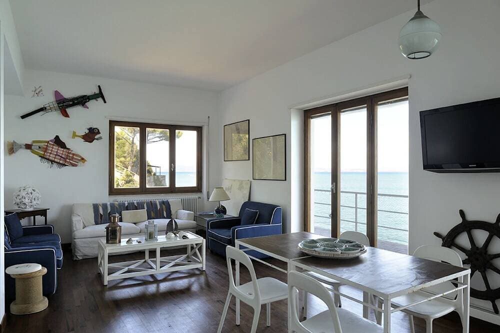Foto 8 von 25: Die Villa befindet sich über dem Meer, direkter Zugang zum Meer mit einem herrlichen Blick gelegen