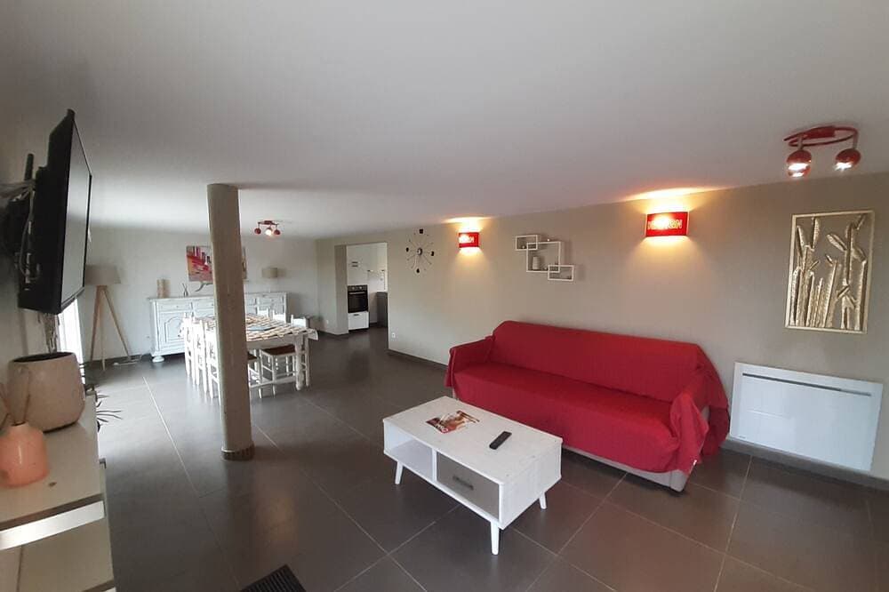 3-bedroom apartment in the countryside with swimming pool 1