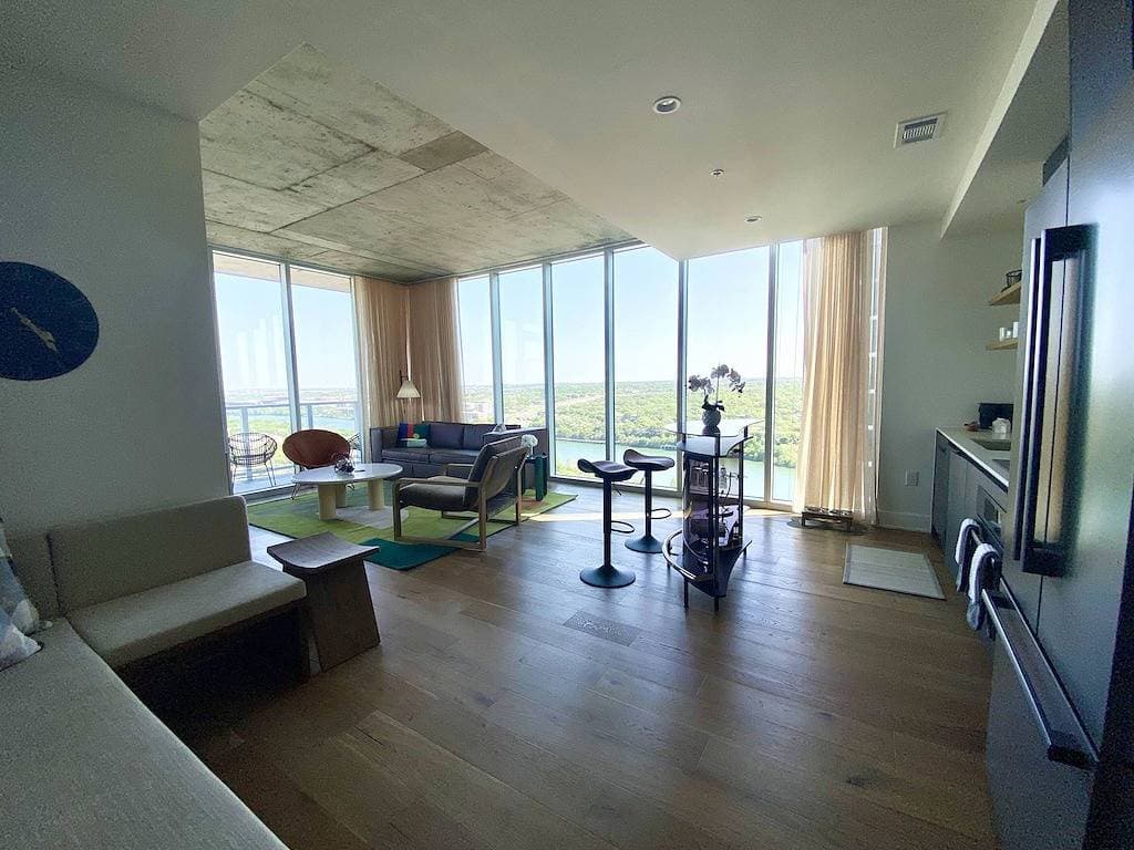 Foto 3 von 34: Luxury Condo w/ Lake View -Walk to Rainey & Lake, Pool, Gym, King Bed, Nespresso