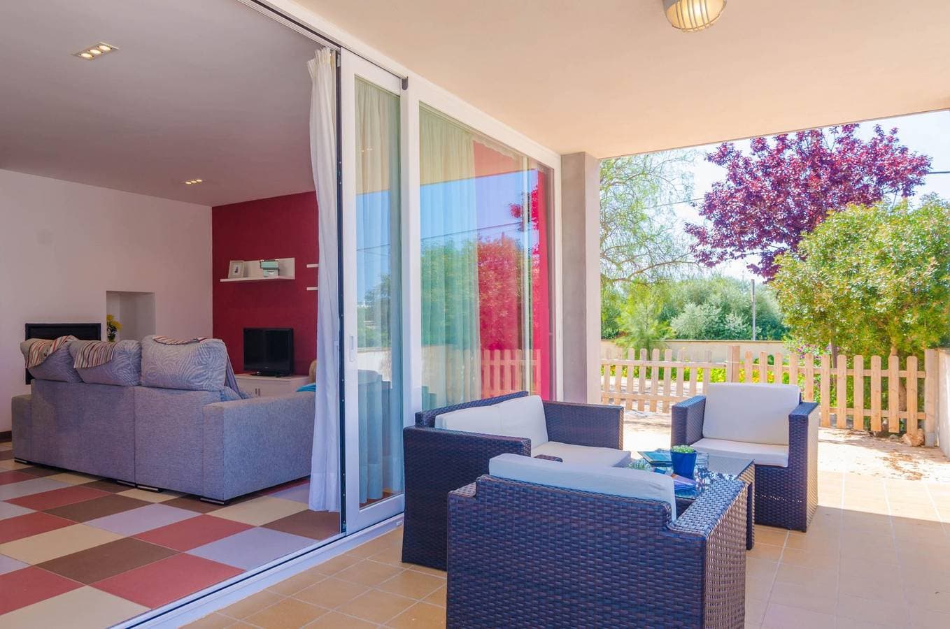 Foto 6 von 23: Mosaic - Behagliches Ferienhaus mit hübschen Terrassen in der Nähe des Strandes. WiFi gratis