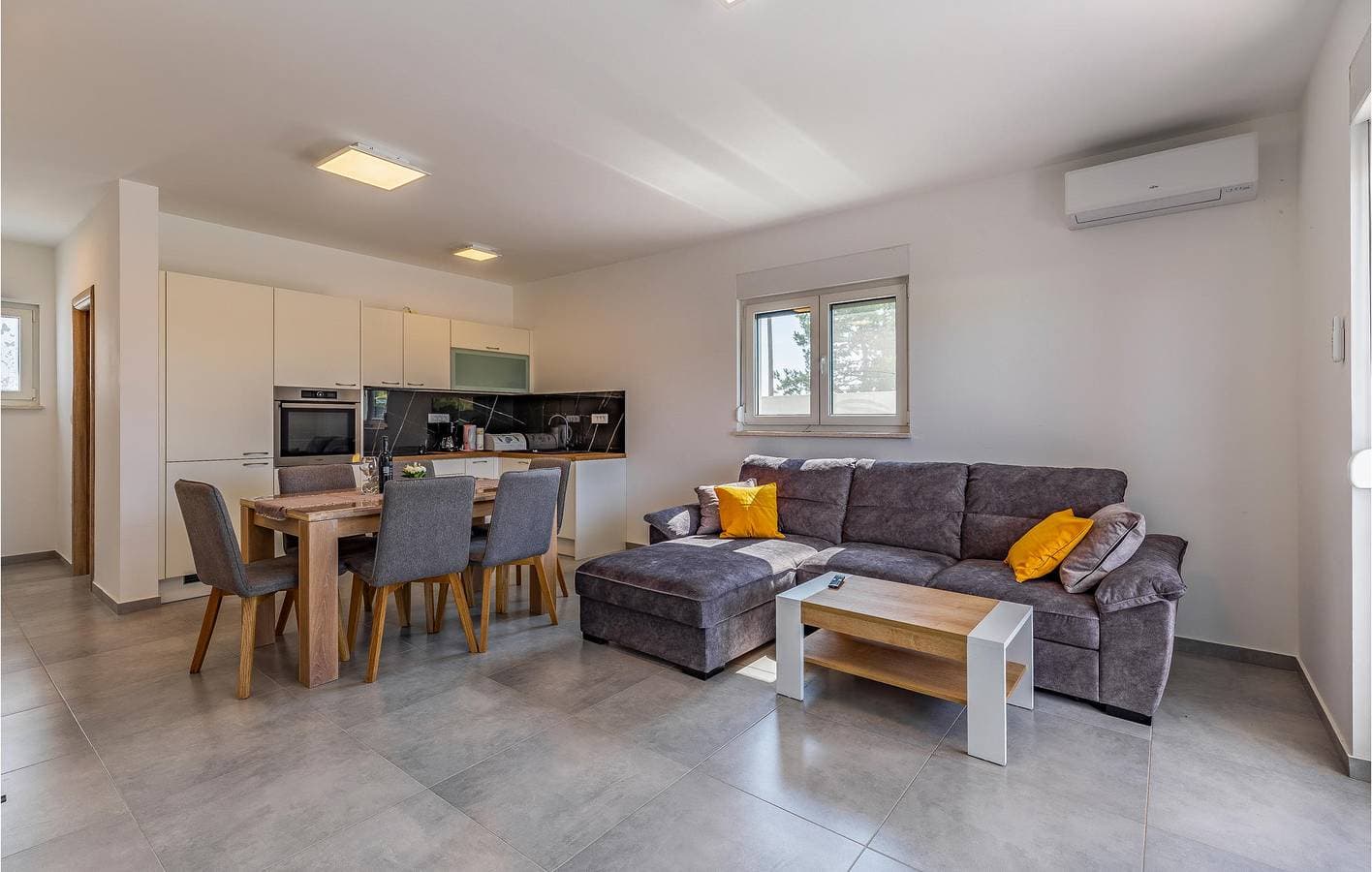 Foto 6 von 40: Charmante 130 m² große Wohnung mit Pool, Terrasse und WLAN in der Nähe des Stadtzentrums von Sisan