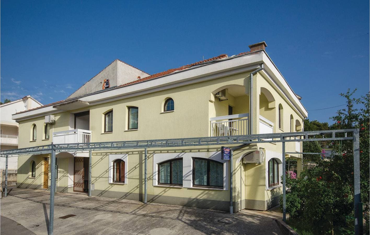 Foto 2 von 17: Gemütliche Ferienwohnung mit Terrasse, Parkplatz und WLAN in der Nähe des Strandes Uvala Bočići
