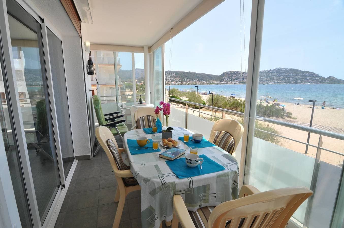 Foto 2 von 38: Charmante Wohnung zur Miete in Roses, Costa Brava! Ideal für 5 Personen, nur 10 Meter vom Strand entfernt. Buchen Sie jetzt!